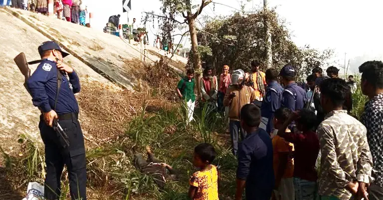 দুর্ঘটনাস্থলে পুলিশ ও স্থানীয়দের ভিড়